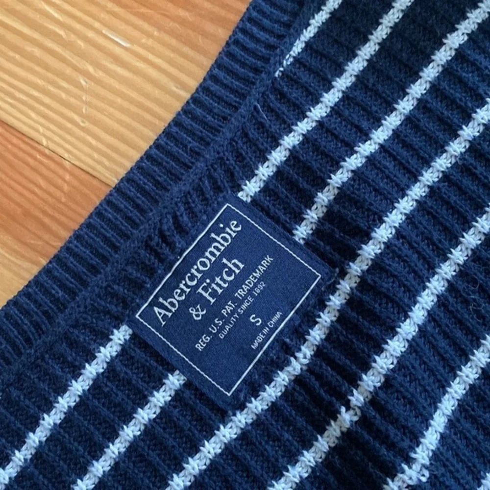 Abercrombie & Fitch Navy Blue White‎ Striped V Neck Sweater Small